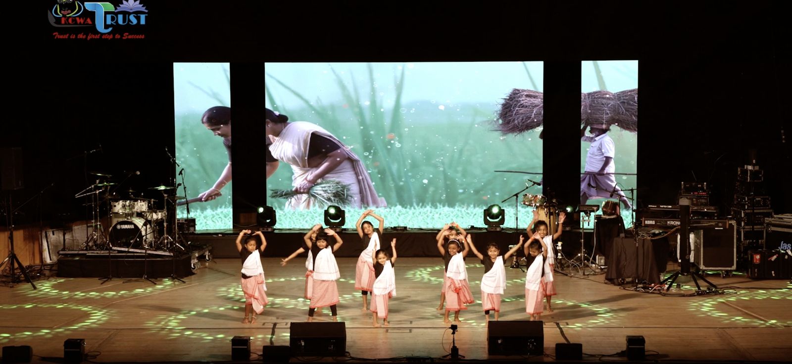 Dancers in front of a green paddy field on the LED wall